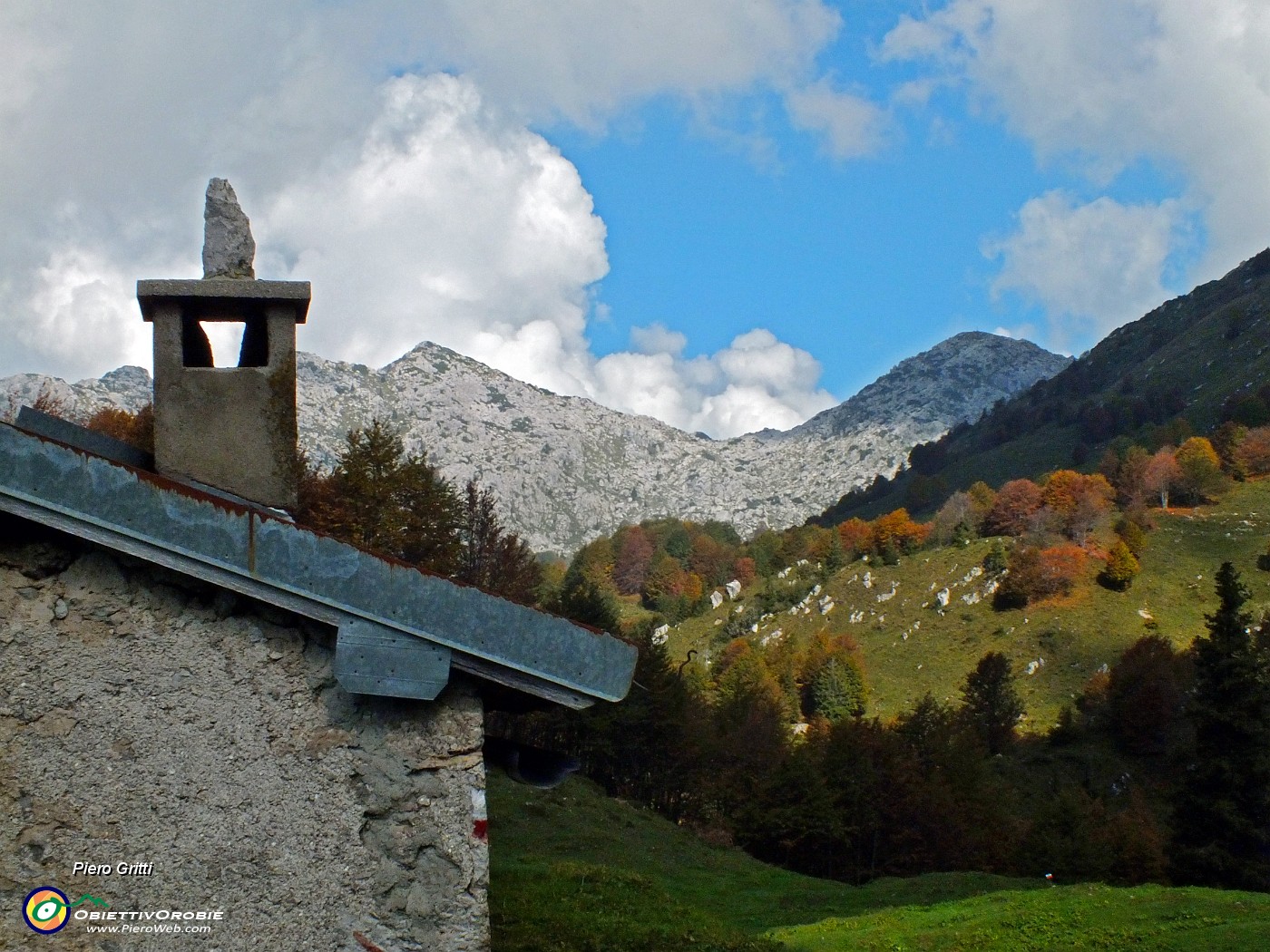 47 Cascina dei Foppi (1600 m) con vista verso Cima Spada d'Alben .JPG